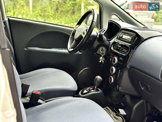 Белый Пежо иOн, объемом двигателя 0 л и пробегом 55 тыс. км за 7999 $, фото 43 на Automoto.ua