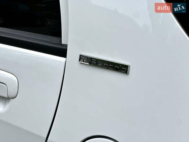 Белый Пежо иOн, объемом двигателя 0 л и пробегом 55 тыс. км за 7999 $, фото 30 на Automoto.ua