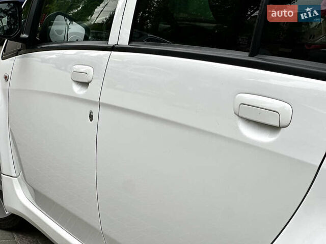 Белый Пежо иOн, объемом двигателя 0 л и пробегом 55 тыс. км за 7999 $, фото 32 на Automoto.ua