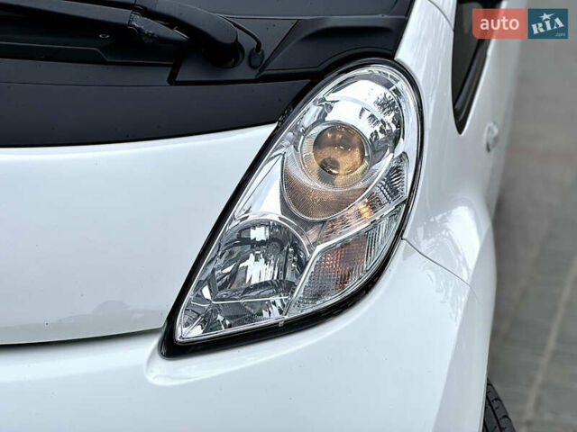 Белый Пежо иOн, объемом двигателя 0 л и пробегом 55 тыс. км за 7999 $, фото 18 на Automoto.ua