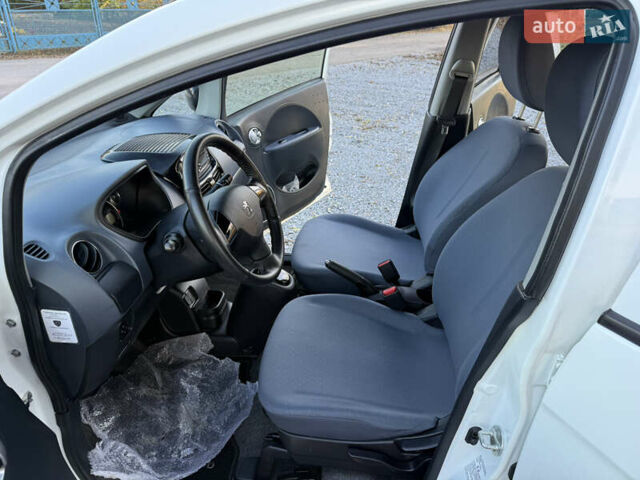 Белый Пежо иOн, объемом двигателя 0 л и пробегом 30 тыс. км за 6800 $, фото 9 на Automoto.ua