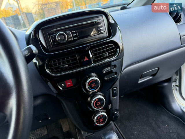 Белый Пежо иOн, объемом двигателя 0 л и пробегом 30 тыс. км за 6800 $, фото 14 на Automoto.ua
