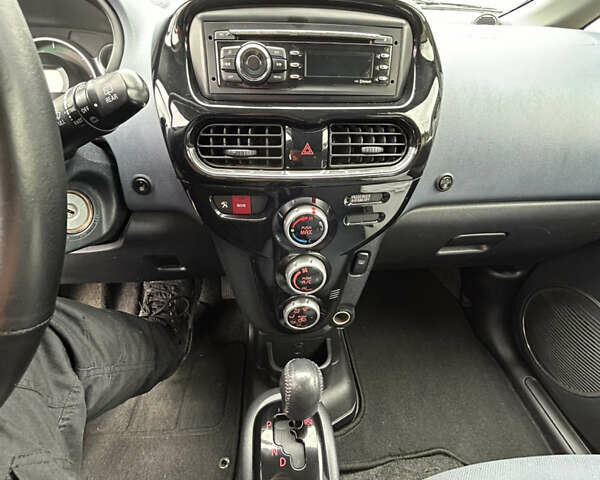 Черный Пежо иOн, объемом двигателя 0 л и пробегом 111 тыс. км за 4000 $, фото 4 на Automoto.ua