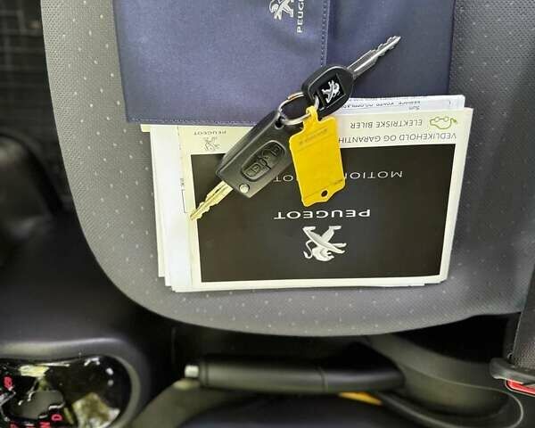 Черный Пежо иOн, объемом двигателя 0 л и пробегом 120 тыс. км за 5500 $, фото 12 на Automoto.ua