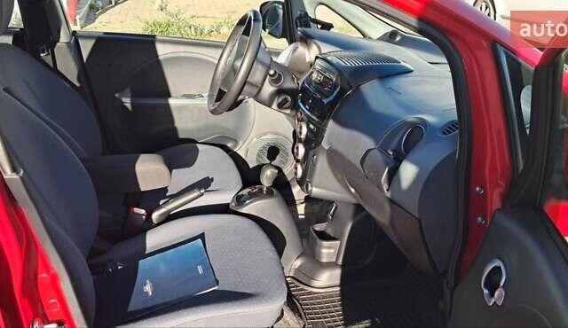Красный Пежо иOн, объемом двигателя 0 л и пробегом 135 тыс. км за 4300 $, фото 20 на Automoto.ua