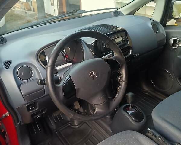 Красный Пежо иOн, объемом двигателя 0 л и пробегом 120 тыс. км за 4400 $, фото 5 на Automoto.ua