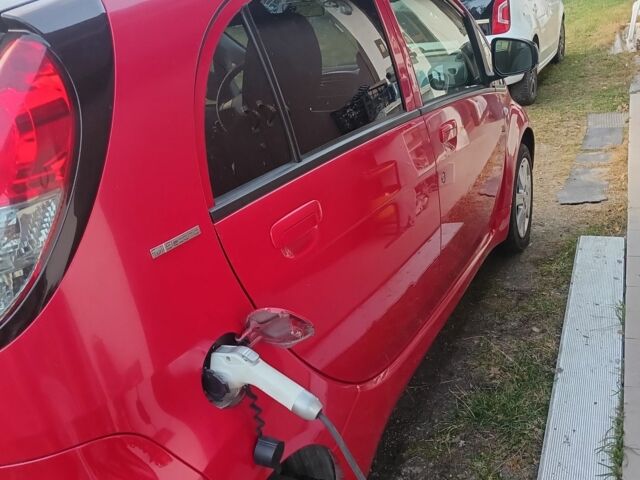 Красный Пежо иOн, объемом двигателя 0 л и пробегом 120 тыс. км за 4400 $, фото 4 на Automoto.ua