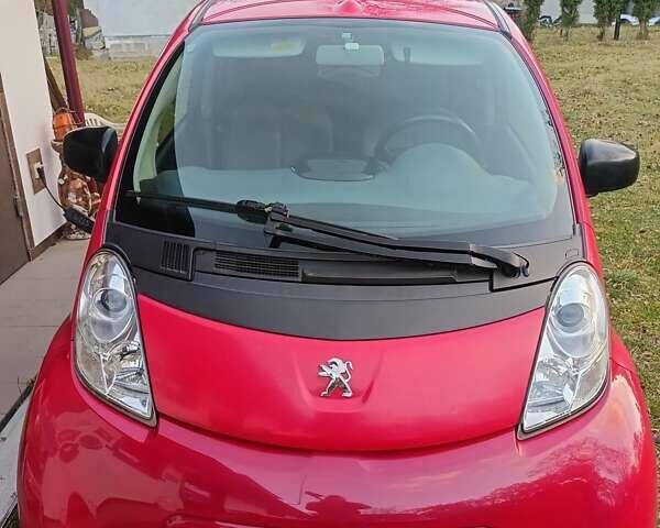 Красный Пежо иOн, объемом двигателя 0 л и пробегом 120 тыс. км за 4400 $, фото 1 на Automoto.ua