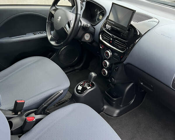 Красный Пежо иOн, объемом двигателя 0 л и пробегом 43 тыс. км за 4950 $, фото 10 на Automoto.ua