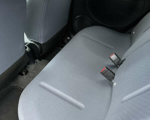 Красный Пежо иOн, объемом двигателя 0 л и пробегом 43 тыс. км за 4950 $, фото 12 на Automoto.ua