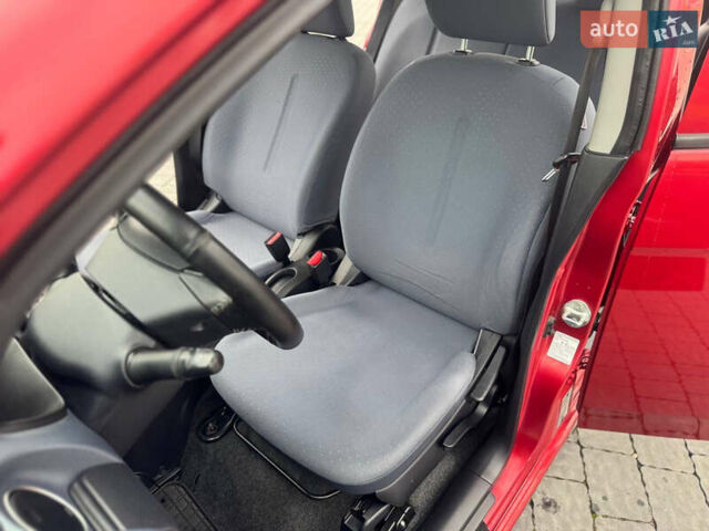 Красный Пежо иOн, объемом двигателя 0 л и пробегом 144 тыс. км за 3990 $, фото 6 на Automoto.ua