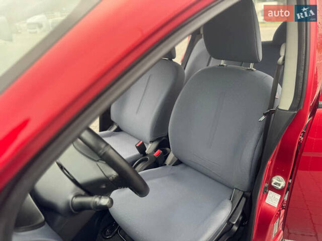Красный Пежо иOн, объемом двигателя 0 л и пробегом 144 тыс. км за 3990 $, фото 18 на Automoto.ua