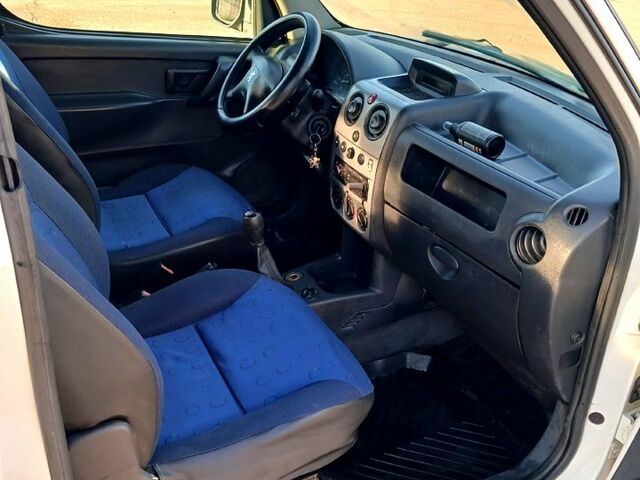 Белый Пежо Partner, объемом двигателя 1.9 л и пробегом 355 тыс. км за 2950 $, фото 10 на Automoto.ua