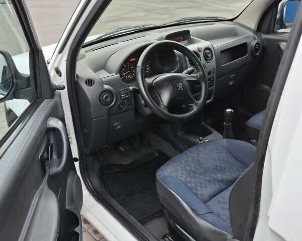 Белый Пежо Partner, объемом двигателя 1.56 л и пробегом 408 тыс. км за 4100 $, фото 16 на Automoto.ua