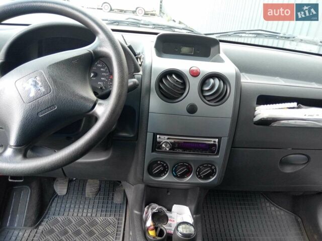 Белый Пежо Partner, объемом двигателя 1.36 л и пробегом 74 тыс. км за 5500 $, фото 9 на Automoto.ua
