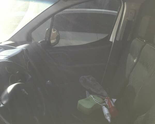 Белый Пежо Partner, объемом двигателя 1.6 л и пробегом 232 тыс. км за 3799 $, фото 6 на Automoto.ua