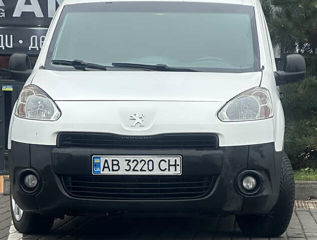 Белый Пежо Partner, объемом двигателя 1.56 л и пробегом 380 тыс. км за 5500 $, фото 1 на Automoto.ua