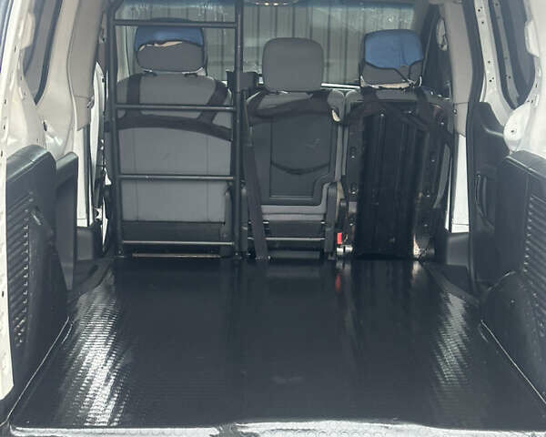 Белый Пежо Partner, объемом двигателя 1.56 л и пробегом 380 тыс. км за 5500 $, фото 11 на Automoto.ua