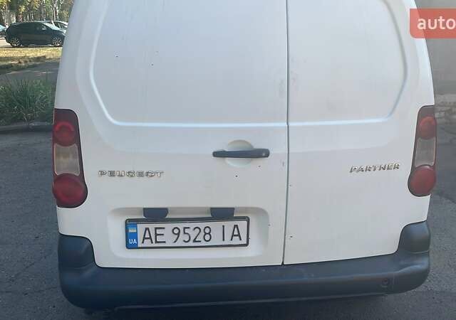 Белый Пежо Partner, объемом двигателя 1.6 л и пробегом 400 тыс. км за 4800 $, фото 1 на Automoto.ua