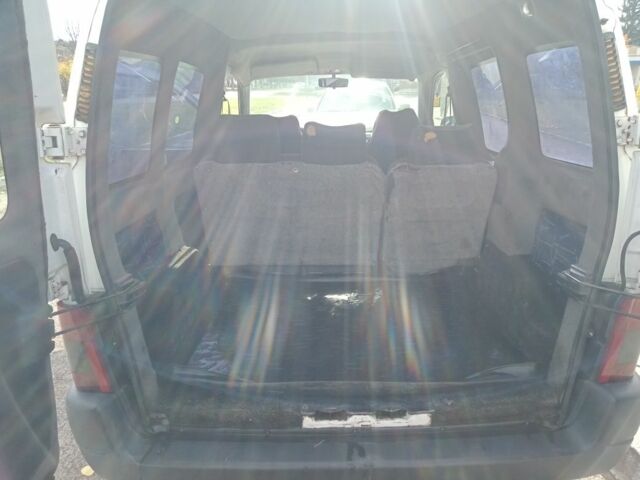 Белый Пежо Partner, объемом двигателя 0 л и пробегом 544 тыс. км за 2000 $, фото 4 на Automoto.ua