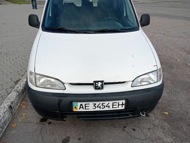 Белый Пежо Partner, объемом двигателя 0 л и пробегом 544 тыс. км за 2000 $, фото 2 на Automoto.ua