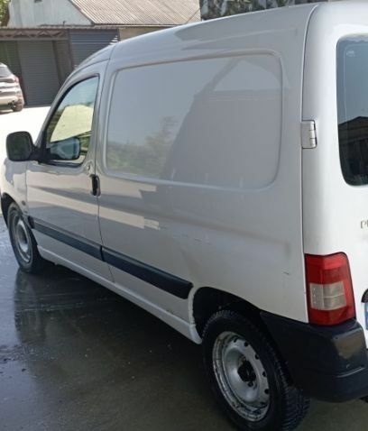 Белый Пежо Partner, объемом двигателя 1 л и пробегом 300 тыс. км за 1900 $, фото 2 на Automoto.ua