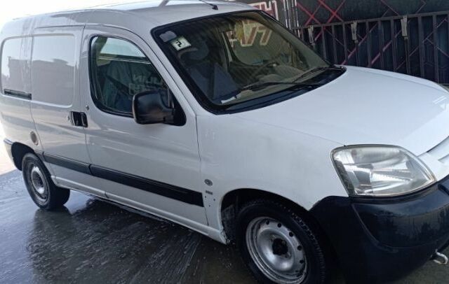 Белый Пежо Partner, объемом двигателя 1 л и пробегом 300 тыс. км за 1900 $, фото 3 на Automoto.ua