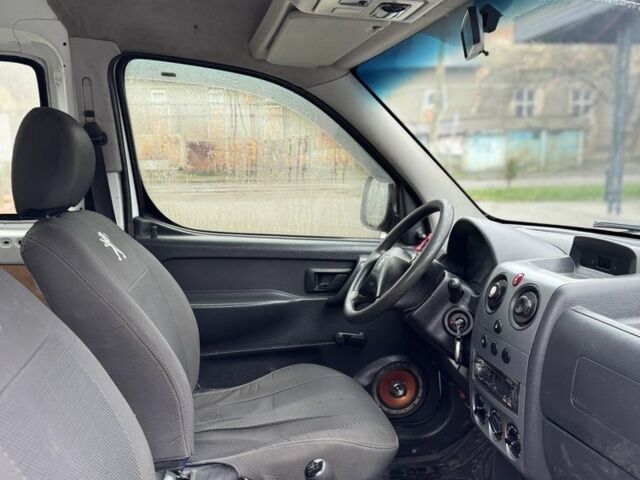 Белый Пежо Partner, объемом двигателя 1.9 л и пробегом 265 тыс. км за 2900 $, фото 7 на Automoto.ua