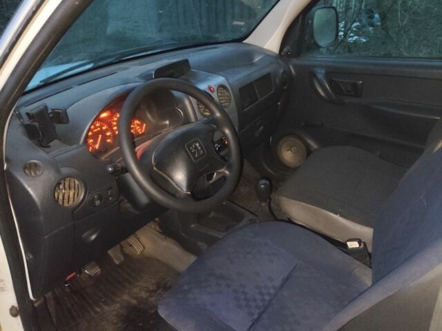 Белый Пежо Partner, объемом двигателя 0 л и пробегом 338 тыс. км за 1450 $, фото 9 на Automoto.ua