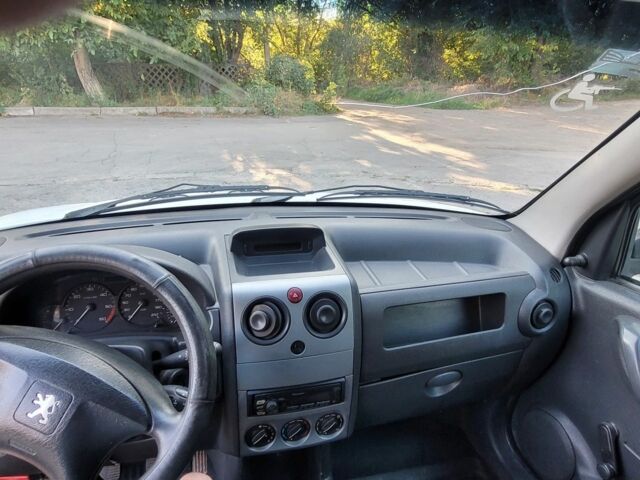 Білий Пежо Partner, об'ємом двигуна 2 л та пробігом 534 тис. км за 2000 $, фото 7 на Automoto.ua
