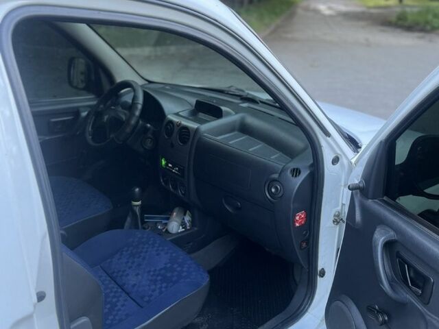 Белый Пежо Partner, объемом двигателя 1.4 л и пробегом 270 тыс. км за 3800 $, фото 13 на Automoto.ua