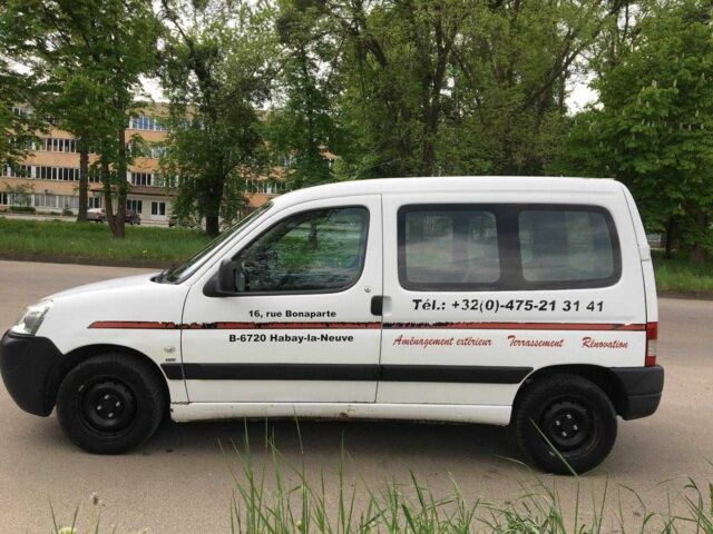 Белый Пежо Partner, объемом двигателя 1.6 л и пробегом 270 тыс. км за 3700 $, фото 3 на Automoto.ua