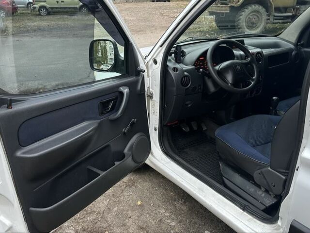 Белый Пежо Partner, объемом двигателя 1.9 л и пробегом 280 тыс. км за 3200 $, фото 4 на Automoto.ua