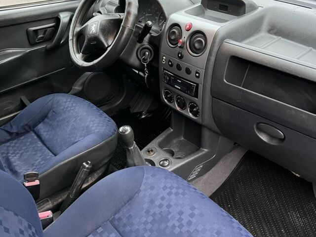 Белый Пежо Partner, объемом двигателя 1.6 л и пробегом 300 тыс. км за 2999 $, фото 4 на Automoto.ua