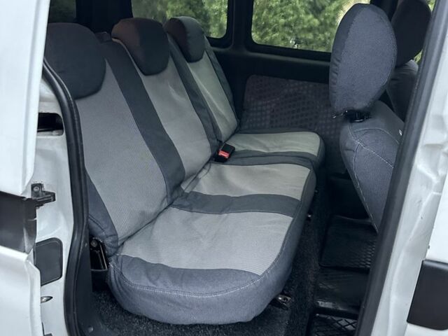 Білий Пежо Partner, об'ємом двигуна 1.6 л та пробігом 405 тис. км за 2549 $, фото 21 на Automoto.ua