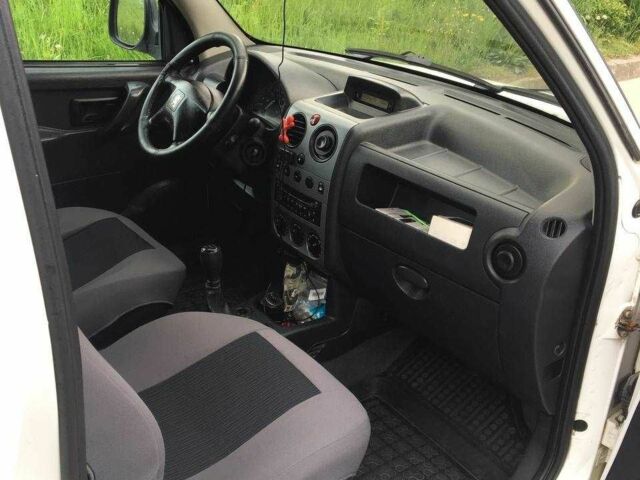 Білий Пежо Partner, об'ємом двигуна 1.6 л та пробігом 270 тис. км за 3400 $, фото 20 на Automoto.ua