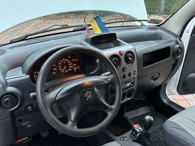 Білий Пежо Partner, об'ємом двигуна 1.6 л та пробігом 405 тис. км за 2549 $, фото 22 на Automoto.ua