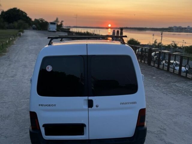 Белый Пежо Partner, объемом двигателя 1.4 л и пробегом 270 тыс. км за 3800 $, фото 5 на Automoto.ua