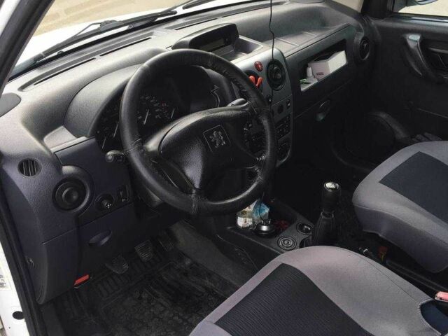 Белый Пежо Partner, объемом двигателя 1.6 л и пробегом 270 тыс. км за 3700 $, фото 14 на Automoto.ua