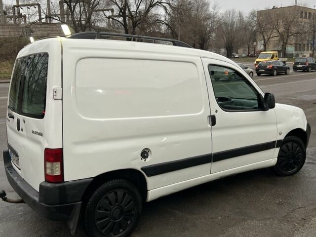 Белый Пежо Partner, объемом двигателя 1.6 л и пробегом 300 тыс. км за 2999 $, фото 3 на Automoto.ua