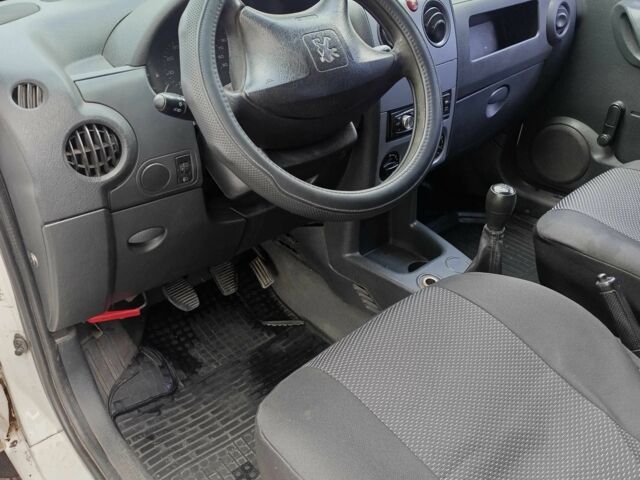 Белый Пежо Partner, объемом двигателя 1.9 л и пробегом 300 тыс. км за 3500 $, фото 8 на Automoto.ua