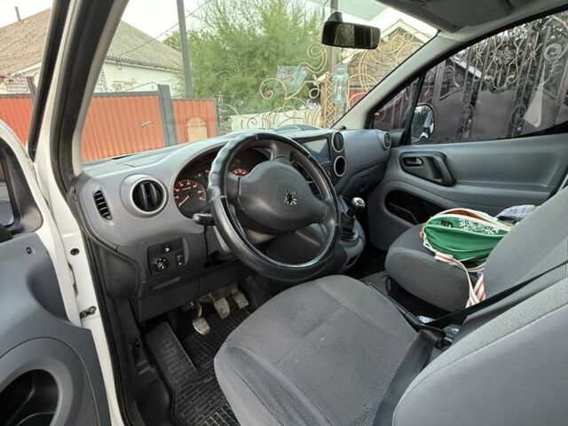 Белый Пежо Partner, объемом двигателя 1.6 л и пробегом 266 тыс. км за 4950 $, фото 5 на Automoto.ua