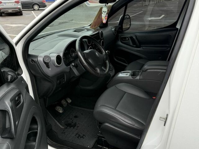 Белый Пежо Partner, объемом двигателя 1.6 л и пробегом 267 тыс. км за 5300 $, фото 5 на Automoto.ua