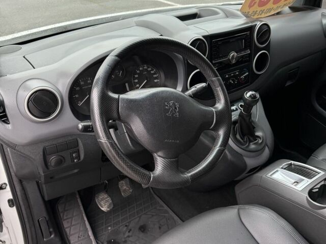 Белый Пежо Partner, объемом двигателя 1.6 л и пробегом 267 тыс. км за 5300 $, фото 4 на Automoto.ua