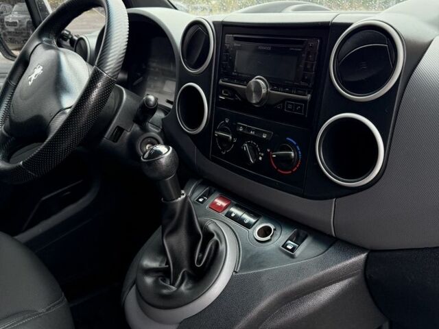 Белый Пежо Partner, объемом двигателя 1.6 л и пробегом 267 тыс. км за 5300 $, фото 9 на Automoto.ua