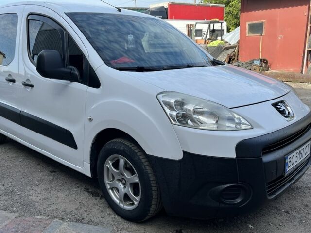 Белый Пежо Partner, объемом двигателя 1.6 л и пробегом 325 тыс. км за 5900 $, фото 2 на Automoto.ua