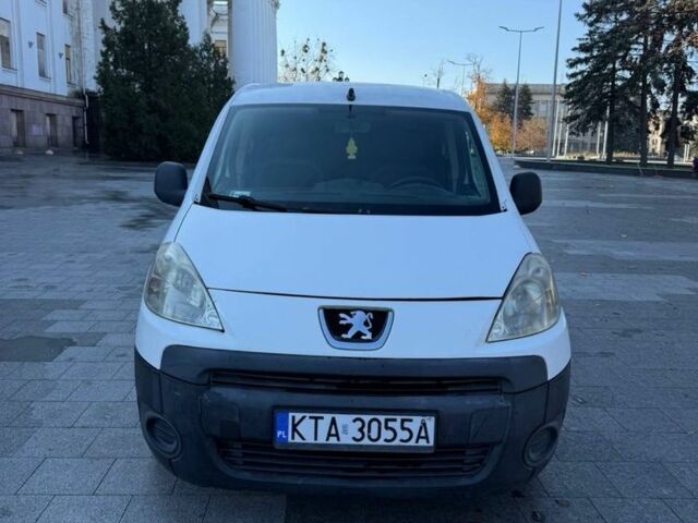 Белый Пежо Partner, объемом двигателя 0 л и пробегом 300 тыс. км за 2144 $, фото 2 на Automoto.ua