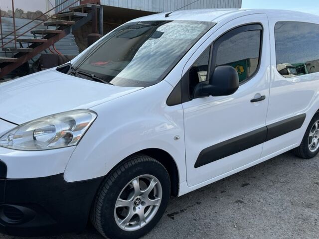 Белый Пежо Partner, объемом двигателя 1.6 л и пробегом 325 тыс. км за 5900 $, фото 4 на Automoto.ua