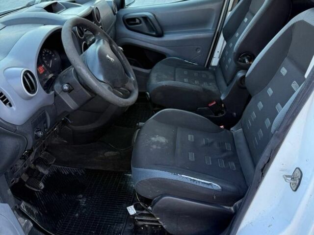 Белый Пежо Partner, объемом двигателя 0 л и пробегом 300 тыс. км за 2144 $, фото 3 на Automoto.ua