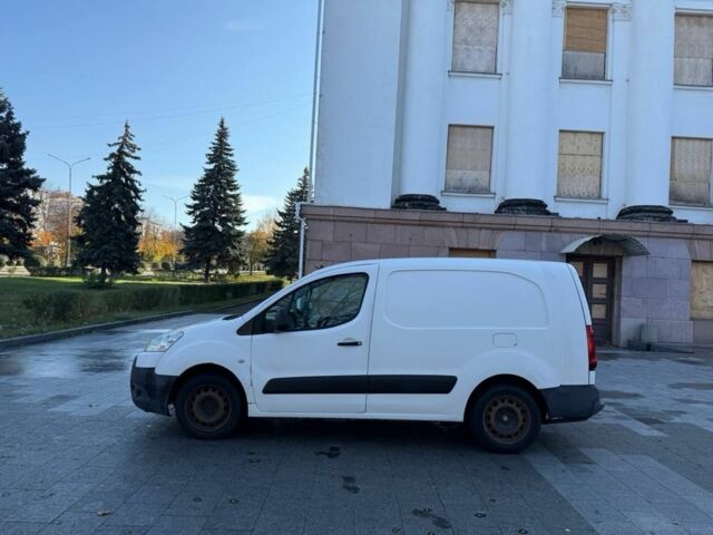 Белый Пежо Partner, объемом двигателя 0 л и пробегом 300 тыс. км за 2144 $, фото 1 на Automoto.ua